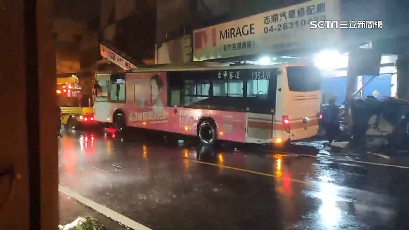 疑號誌受損、風雨釀禍！客運撞轎車和5房