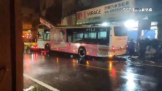 疑號誌受損、風雨釀禍！客運撞轎車和5房