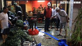 在凱米颱風第四次工作會議後，昨晚市長和市府團隊持續勘災和視察市容恢復作業。（圖／翻攝畫面）