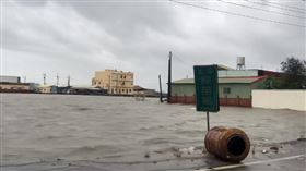 彰化二林鎮往竹糖鄉的道路汪洋一片。（圖／翻攝自爆料公社臉書）