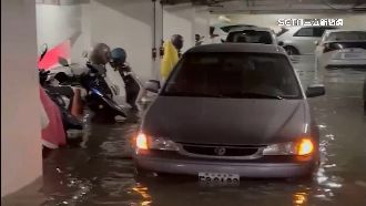 暴雨灌社區停車場　住戶崩潰「車壞光光」