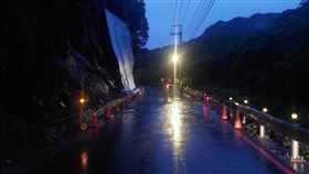 各界專業人士徹夜進行搶修工程，今晨順利恢復通行。（圖／警方提供）