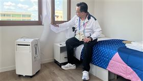 ▲體育署長鄭世忠前往選手村視察自備的移動式空調。（圖／體育署提供）