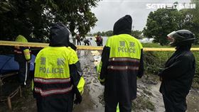 警消今天上午搜救，於8時許在魚塭水面尋獲老翁，已經明顯死亡。（圖／翻攝畫面）