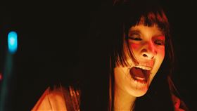 《鬼才之道》王淨克服懼高呈現突破性演出，期待招牌台詞「好恨啊！」成功逗笑多倫多影展的影迷。（圖／牽猴子提供）