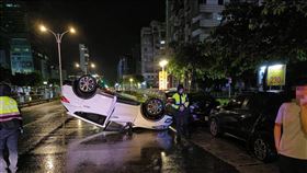 信義路五段自撞車禍。（圖／翻攝畫面）