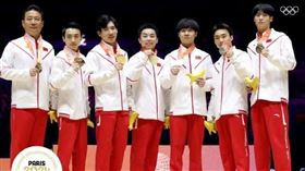 孫煒(右二)是中國2022年體操世錦賽男團金牌成員之一。（圖／翻攝自孫煒微博）