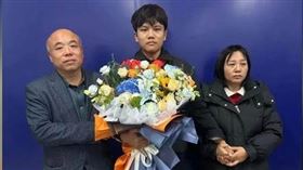 兒遭拐帶25年後尋回　河北富豪爸贈3套房（圖／翻攝紫牛新聞、微博）