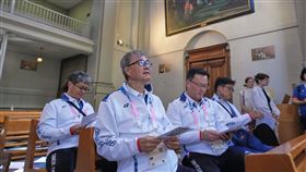 巴黎奧運即將開賽，教育部鄭英耀部長（左2）率員前往巴黎外方傳教會為代表團祈福（左3)為體育署鄭世忠署長，（左1）為體育署房瑞文副署長。（圖／體育署提供）