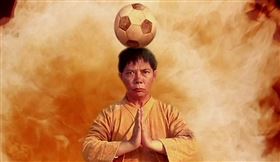 黃一飛因為《少林足球》大師兄「鐵頭功」廣為人知。（圖／翻攝自微博）