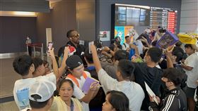 ▲「魔獸」霍華德（Dwight Howard）抵台，在機場開起小型簽名會。（圖／台灣野馬隊提供）