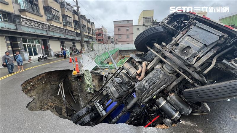 台中沙鹿驚見天坑！混凝土車救援不成墜坑