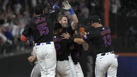 ▲麥克尼爾（Jeff McNeil）右外野飛球因為對手跑過頭變成再見安打。（圖／美聯社／達志影像）