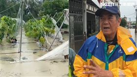 縣議員黃榮俊今日一早為了送早餐給災民，開耕田機涉水經過一處木瓜園，竟發現裡頭卡了一具屍體，隨即報警。（圖／翻攝畫面）
