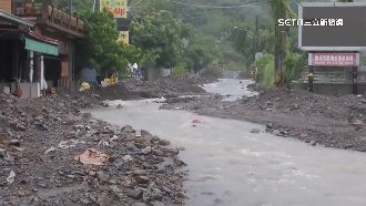 東埔村爆發土石流淹路　居民急喊「退後」