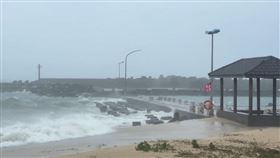 颱風凱米引入旺盛西南氣流，屏東持續受到影響，26日小琉球海邊不斷激起大浪，船公司宣布27日再停航、28日可正常行駛。（民眾提供）中央社記者李卉婷傳真 113年7月26日