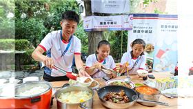 台灣健兒拚戰巴黎奧運中繼站膳食公寓照顧選手「台灣胃」，26日射箭排名賽開跑，膳食公寓備餐有驚喜，小籠包首度亮相，讓射箭女子好手雷千瑩（左1）直呼：「太感動。」中央社記者王騰毅巴黎攝 113年7月26日