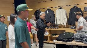 黃仁勳贈台灣青棒隊禮品