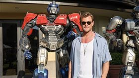 克里斯漢斯沃為《變形金剛：源起》中的「奧利安派克斯」獻聲，角色未來將成為柯博文。（圖／UIP提供）