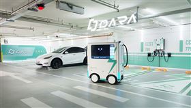 全台首創智慧移動充電機器人升級新亮相　現身未來商務展