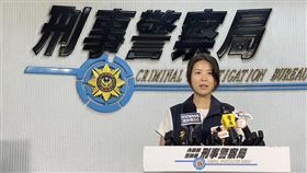 刑事局破獲心靈講師斂財案，帶回張姓女講師（66歲）。（圖／翻攝畫面）