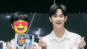 10年前坐金秀賢大腿的小男孩已經長大了。（圖／翻攝自臉書）