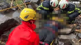 57歲的阿里山林鐵班長下山半路慘遭巨石重砸。（圖／翻攝畫面）