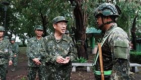 顧部長慰勉執行救災任務官兵。（軍聞社記者呂尚俞攝）