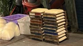 網友行經便當店時，發現店門口的人行道堆滿了食材，其中豆腐更是直接裸露出現在外。（圖／翻攝自Threads）