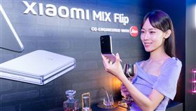 Xiaomi MIX Flip延續與徠卡的深度合作，為行動攝影帶來革命性創新，主鏡頭採用徠卡Summilux專業光學鏡頭與光影獵人800高動態感光元件，能捕捉到細節豐富、畫質精細的照片。