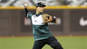 ▲台鋼雄鷹郭阜林首次到大巨蛋賽前練習。（圖／台鋼雄鷹提供）