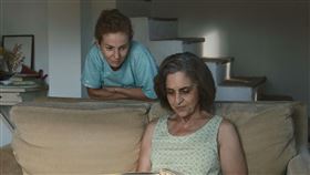 《她們的盛夏微愛》瑪麗亞瓦茲奎茲（右)與亞德蓮娜奧佐瑞斯在多年後才一起同住。(圖／佳映娛樂提供)