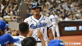 ▲富邦悍將游擊手張育成高飛犧牲打送回林哲瑄追平比數。（圖／記者劉彥池攝影）