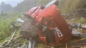 林鐵員工開車返家  阿里山公路遭落石擊中嘉義縣消防局指出，林鐵阿里山車庫58歲何姓班長26日下午開車返家時，在阿里山公路約68公里處遭落石擊中，人已被救出送醫。（民眾提供）中央社記者蔡智明傳真  113年7月26日