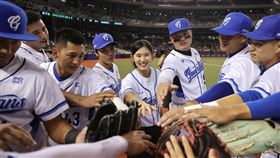 ▲富邦悍將邀請聽障田徑選手許樂開球，賽前和球員加油打氣。（圖／富邦悍將提供）