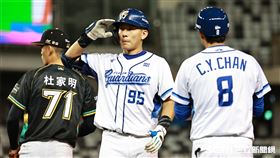 ▲富邦悍將捕手戴培峰敲出安打上壘。（圖／記者劉彥池攝影）