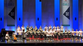 高雄寶來國中合唱團赴紐西蘭比賽奪冠，小粉紅聽到台灣崩潰嘶喊「CHI啊NA」。（圖／翻自寶來國中YT）