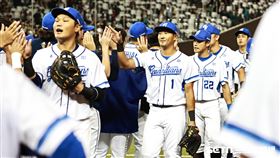 ▲富邦悍將2:1擊敗台鋼雄鷹，球員賽後擊掌慶祝勝利。（圖／記者劉彥池攝影）