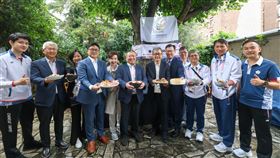 鄭英耀視察巴黎奧運台灣中繼站膳食公寓教育部長鄭英耀（右6）與中華奧會主席林鴻道（右7）、體育署長鄭世忠（右5）在法國當地時間26日，一同視察巴黎奧運台灣中繼站膳食公寓，關心選手們供餐情況。中央社記者吳家昇攝　113年7月26日