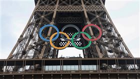 艾菲爾鐵塔與奧運五環（1）人稱巴黎「鐵娘子」（Iron Lady）的艾菲爾鐵塔也是2024巴黎奧運焦點之一，鐵塔上高掛著寬29公尺、高13公尺，以再生鋼製成的奧運五環構造，動用了約莫30個工人與4台起重機才順利安裝在鐵塔南面。中央社記者吳家昇巴黎攝  113年7月26日