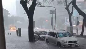鼓山區淹大水，停在路旁的轎車全泡水，慘況頻傳。（圖／翻攝畫面）