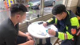 警方獲報後火速趕抵，帥氣的將車手逮個正著。（圖／警方提供）