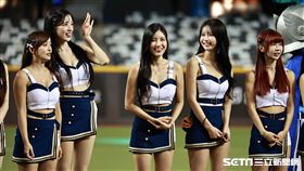 ▲Fubon Angels成員在比賽中被球迷騷擾。（圖／記者劉彥池攝影）