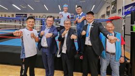 教育部長鄭英耀（前中）、體育署長鄭世忠（前左2）、駐法代表處吳志中大使（前右2）在運動中心中繼站為拳擊代表隊加油。（圖／體育署提供）