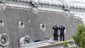 巴黎奧運塞納河辦開幕　軍警高點戒備（2）奧運盛會睽違百年重返花都巴黎舉行，法國當地時間26日晚間將舉辦戶外開幕式，周邊維安滴水不漏，河畔兩側高點可見軍警人員持望遠鏡戒備。中央社記者王騰毅巴黎攝　113年7月27日