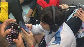 奧運接駁車亂象多，好幾次車子因為不準時造成人滿為患，王冠閎等多位選手都只能坐在地板上。（圖／黃智勇教練提供）