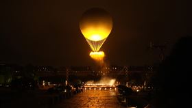 ▲巴黎奧運，熱氣球造型聖火台升空。（圖／美聯社／達志影像）