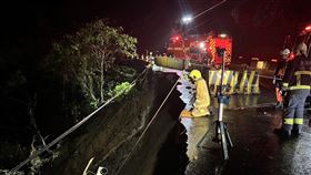  宜蘭縣南澳鄉車輛掉落邊坡。（圖／翻攝畫面）
