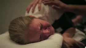  席琳狄翁罹患罕見疾病「僵硬人症候群」發病時相當痛苦。（圖／翻攝自臉書影片）