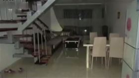 上網看刑案影片發現自己住到凶宅。（圖／影片截圖）